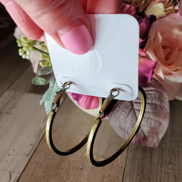 NWT Hypo Allergenic Gold Tone Fashion Hoop Earrings - Picture 2 of 16